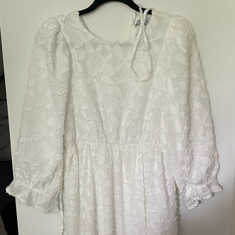 Beautiful white polagram detailed dress!